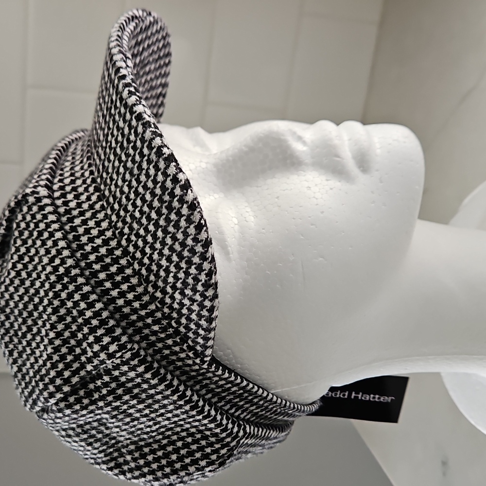 NWT MADD HATTER Woman's Newsboy Cap Houndstooth Design Black & White